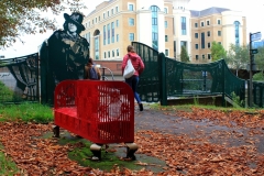 Oscar_gate_and_love_seat